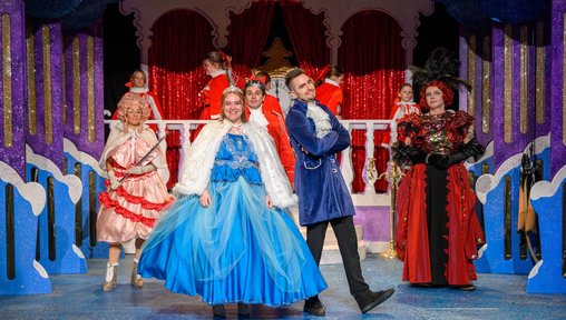 https://www.thenorthernecho.co.uk/news/25679798.cinderella-panto-richmonds-georgian-theatre-reviewed/?ref=rss