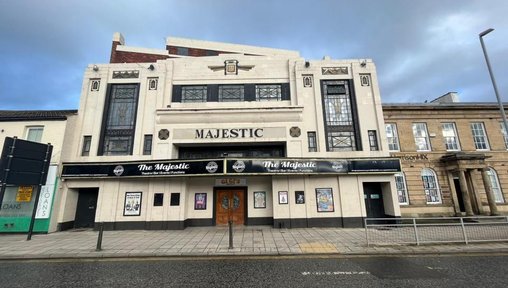 https://www.thenorthernecho.co.uk/news/25712420.darlington-majestic-theatre-stops-pantomine-accident-dame/?ref=rss