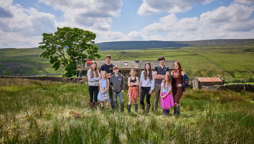 https://www.thenorthernecho.co.uk/news/25463391.farm-next-door-amanda-clive-kids-yorkshire-farm/?ref=rss